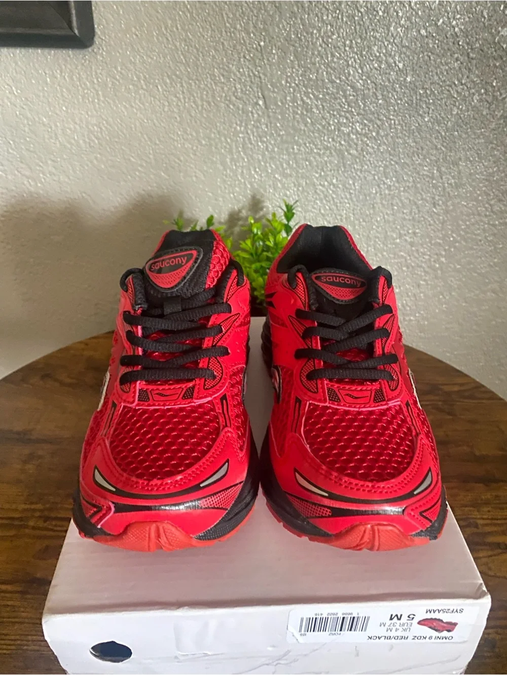 Saucony Omni 9 Running Shoes in Bright Red and Black